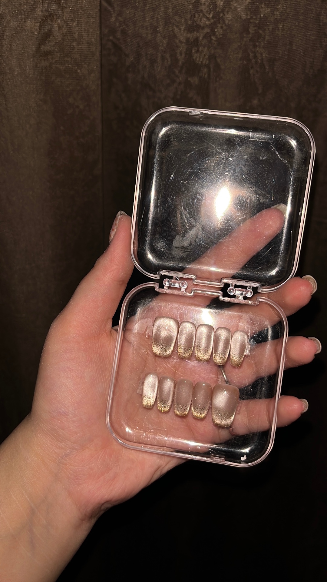 Soft nude leaf nails